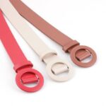 tenue avec ceinture colorée